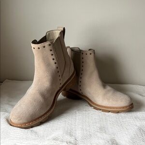 Sorel Women's size 12 Tan Suede Waterproof Ankle Boots